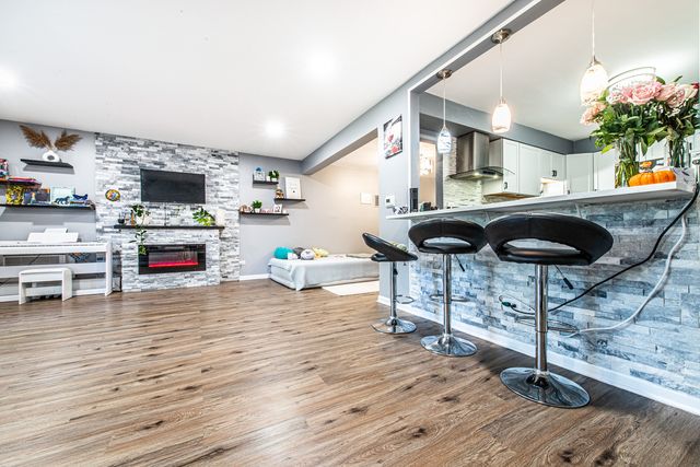 711 E FALCON Drive 101, Arlington Heights, IL 60005