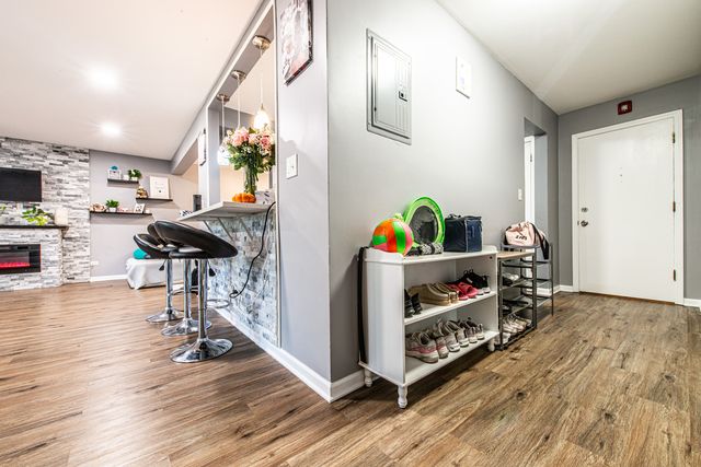 711 E FALCON Drive 101, Arlington Heights, IL 60005