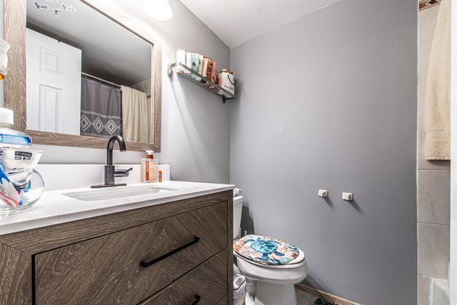 711 E FALCON Drive 101, Arlington Heights, IL 60005
