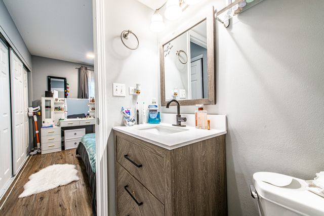 711 E FALCON Drive 101, Arlington Heights, IL 60005