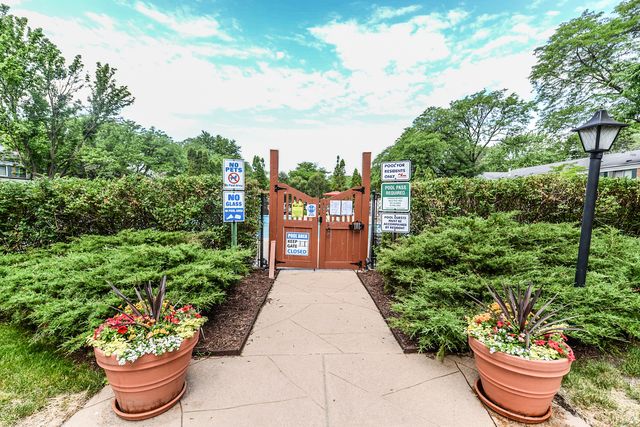 711 E FALCON Drive 101, Arlington Heights, IL 60005