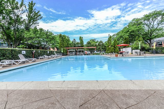 711 E FALCON Drive 101, Arlington Heights, IL 60005