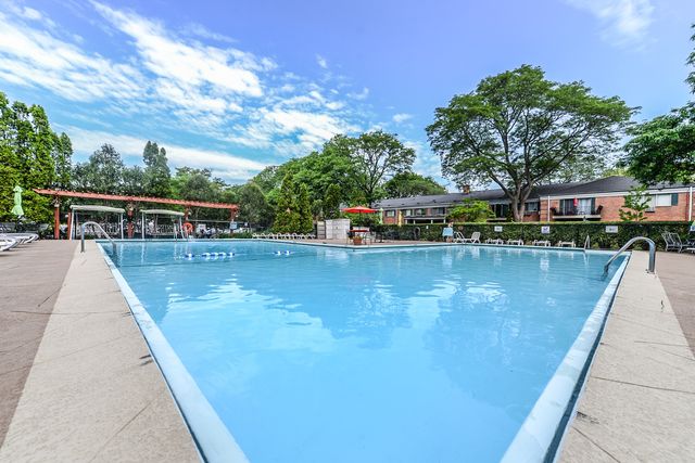 711 E FALCON Drive 101, Arlington Heights, IL 60005