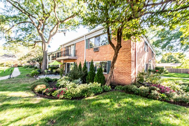 711 E FALCON Drive 101, Arlington Heights, IL 60005