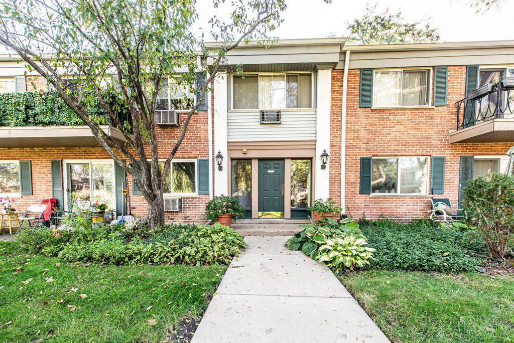 711 E FALCON Drive 101, Arlington Heights, IL 60005