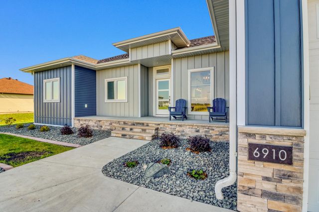 6910 2nd Street NW, Moorhead, MN 56560