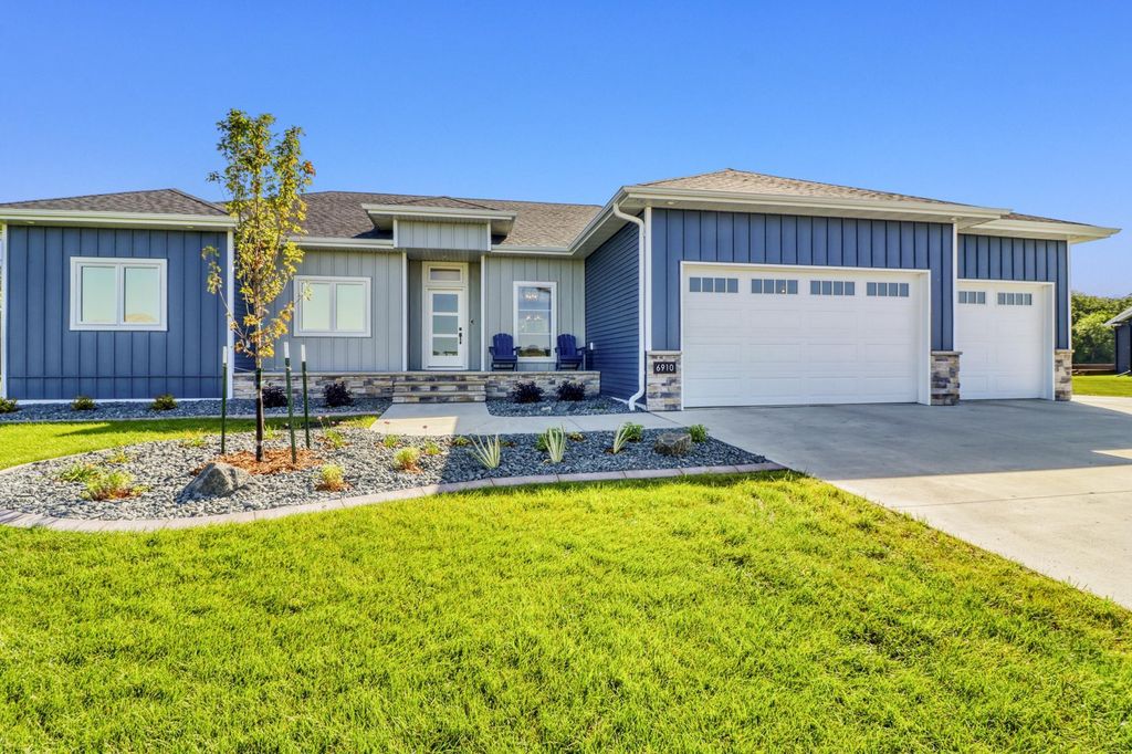 6910 2nd Street NW, Moorhead, MN 56560