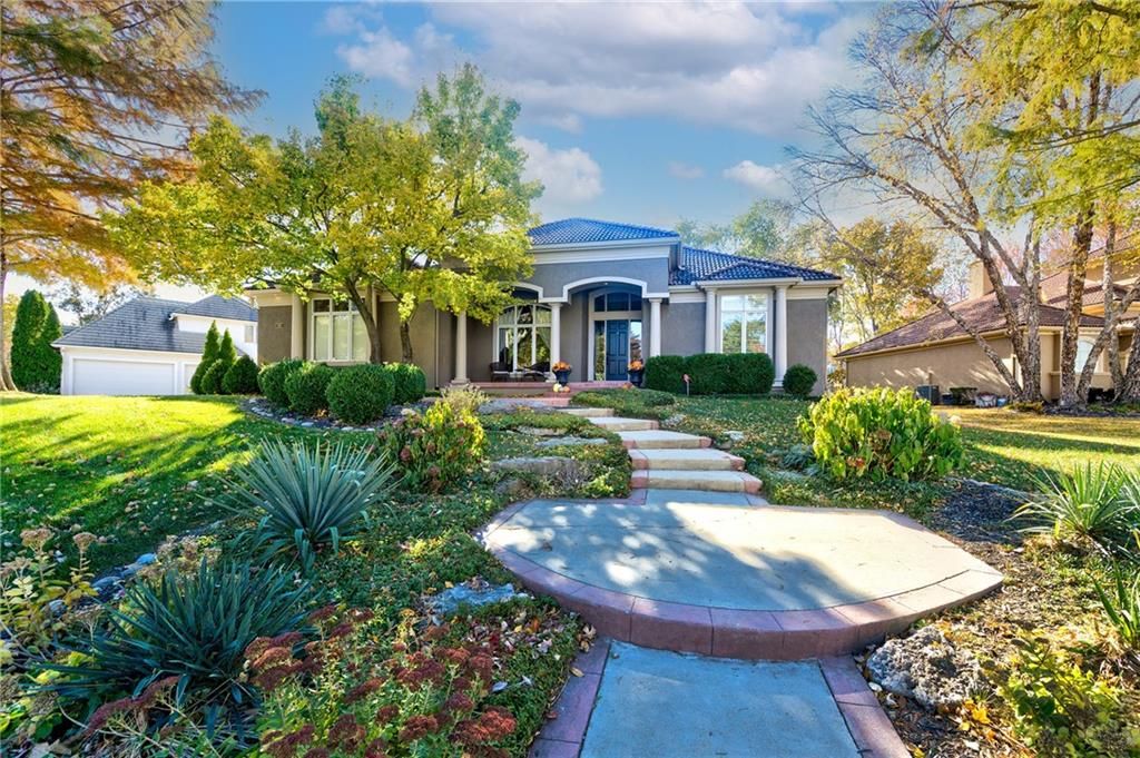 609 NE Lake Pointe Drive, Lee's Summit, MO 64064