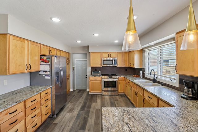 206 E 28th Street S, Newton, IA 50208