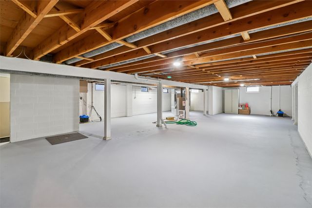 206 E 28th Street S, Newton, IA 50208