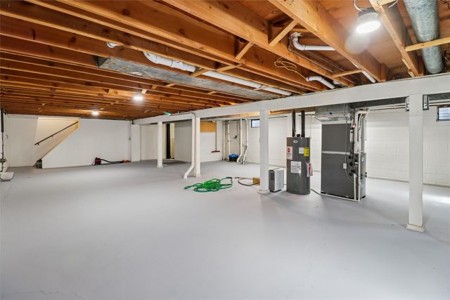 206 E 28th Street S, Newton, IA 50208