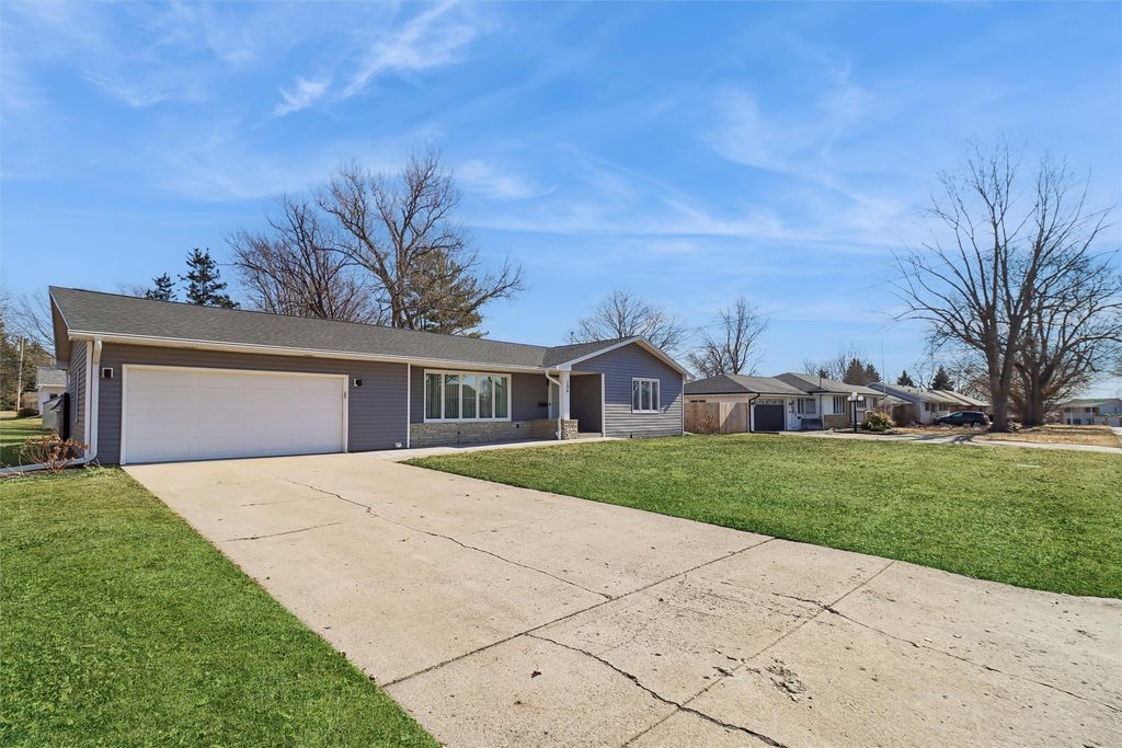 206 E 28th Street S, Newton, IA 50208