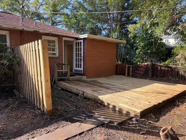 3813 W DE LEON STREET, Tampa, FL 33609