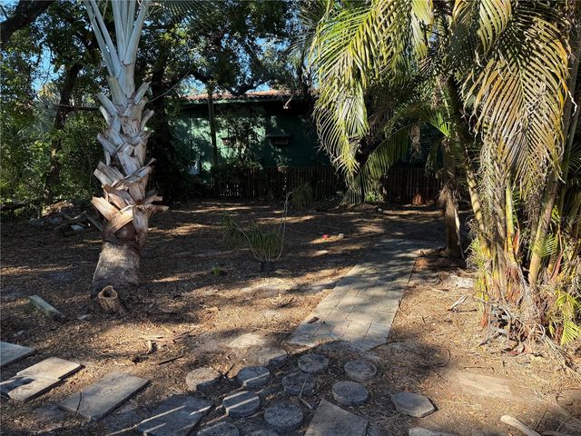 3813 W DE LEON STREET, Tampa, FL 33609