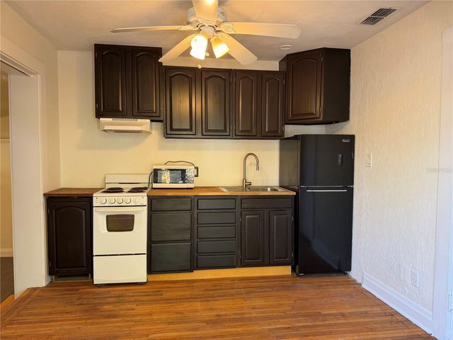 3813 W DE LEON STREET, Tampa, FL 33609