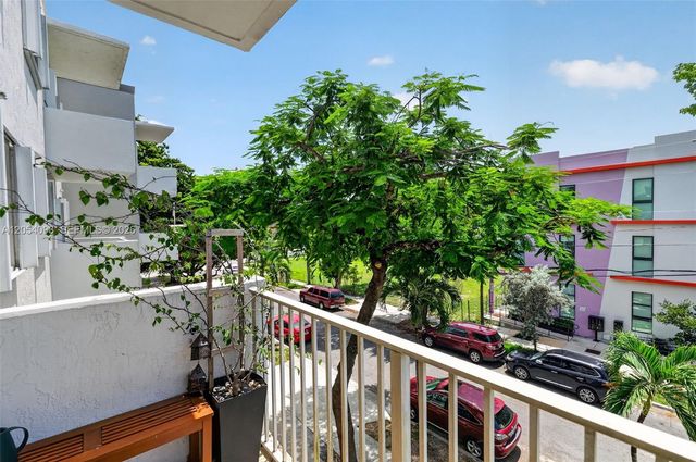 1060 NW 7th St 205, Miami, FL 33136
