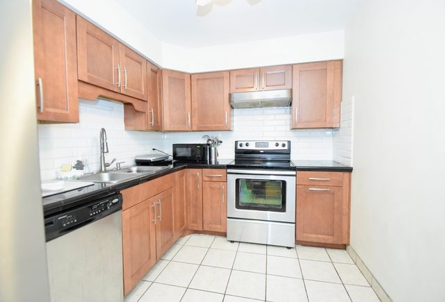 1101 S Hunt Club Drive 115, Mount Prospect, IL 60056
