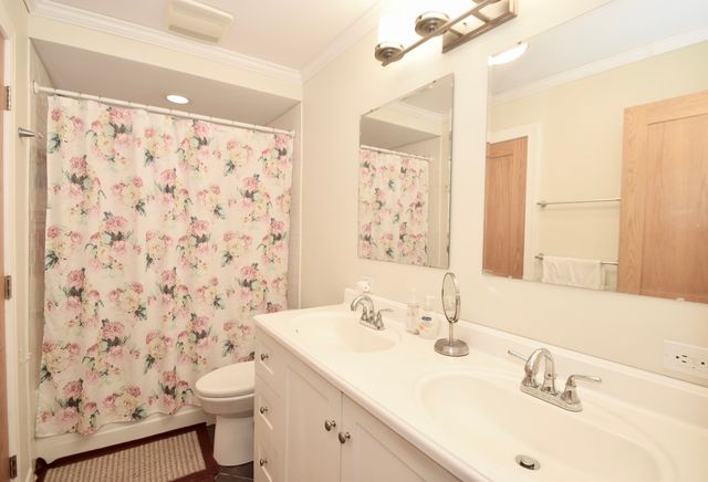 1101 S Hunt Club Drive 115, Mount Prospect, IL 60056