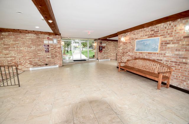 1101 S Hunt Club Drive 115, Mount Prospect, IL 60056