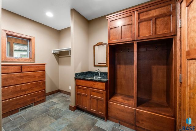 2502 S Big Timber Pl Place, Sioux Falls, SD 57105