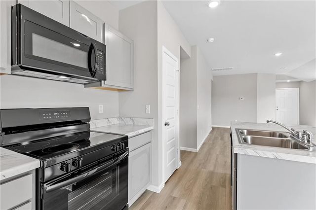 420 Rock Creek Drive, Tonganoxie, KS 66086