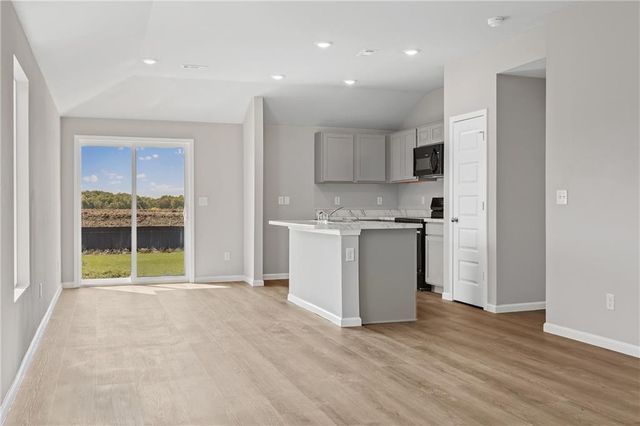 420 Rock Creek Drive, Tonganoxie, KS 66086