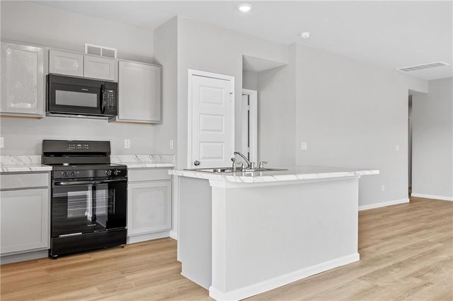 420 Rock Creek Drive, Tonganoxie, KS 66086