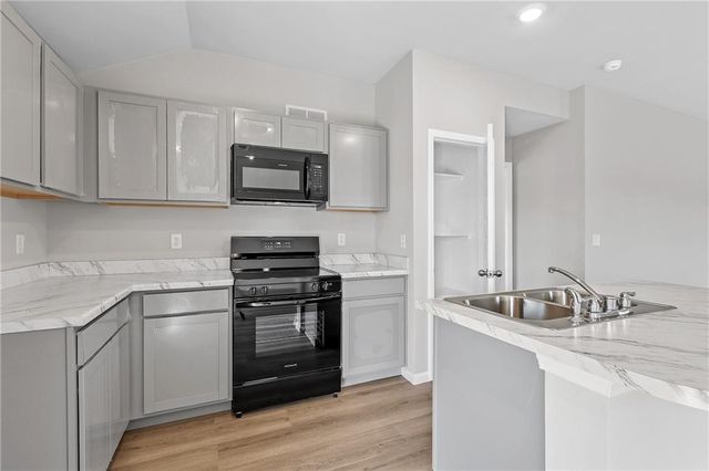 420 Rock Creek Drive, Tonganoxie, KS 66086