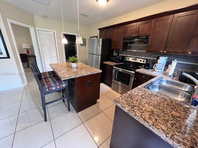2015 Funston St XX, Hollywood, FL 33020