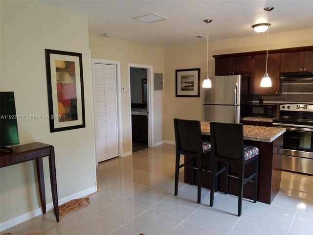 2015 Funston St XX, Hollywood, FL 33020