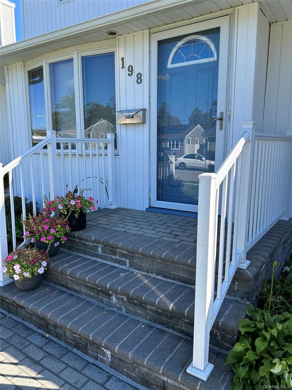 198 Dartmouth Drive, Hicksville, NY 11801 — photo 3