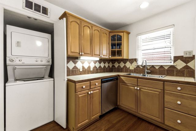 6524 Ravendale Lane, Dallas, TX 75214