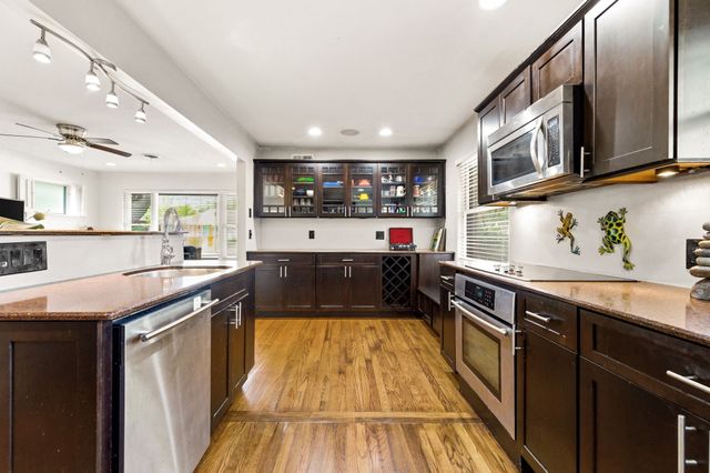 6524 Ravendale Lane, Dallas, TX 75214