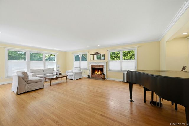 95 6th Avenue, Huntington Station, NY 11746