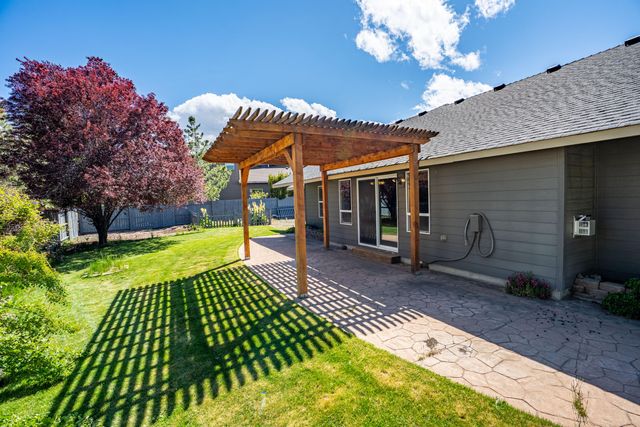 2144 NW Spruce Court, Redmond, OR 97756