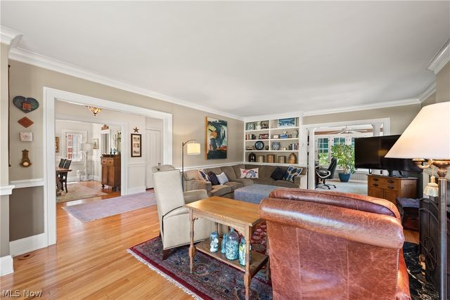 1090 Erie Cliff Drive, Lakewood, OH 44107