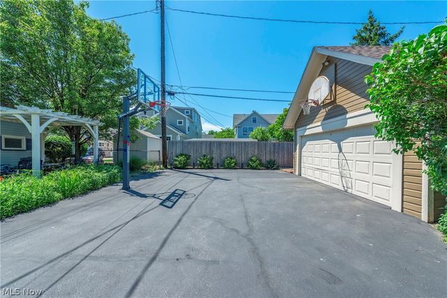 1090 Erie Cliff Drive, Lakewood, OH 44107
