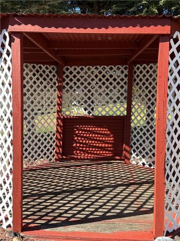 528 Longfellow St, Vandergrift, PA 15690