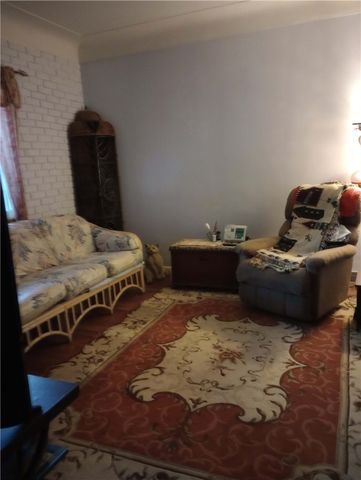 528 Longfellow St, Vandergrift, PA 15690