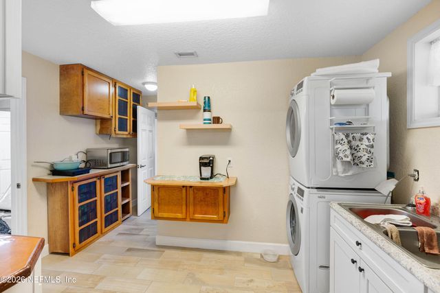 11100 EMUNESS Road, Jacksonville, FL 32218