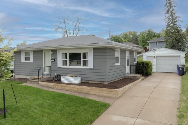 2101 Larry Drive NE, Cedar Rapids, IA 52402