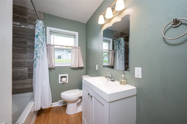 2101 Larry Drive NE, Cedar Rapids, IA 52402