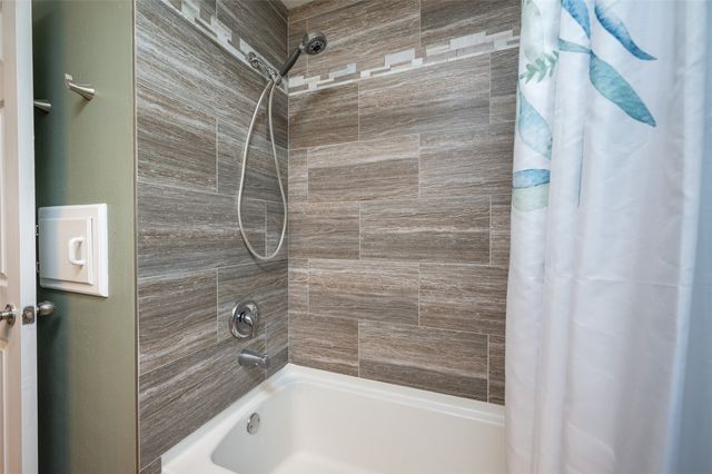 2101 Larry Drive NE, Cedar Rapids, IA 52402