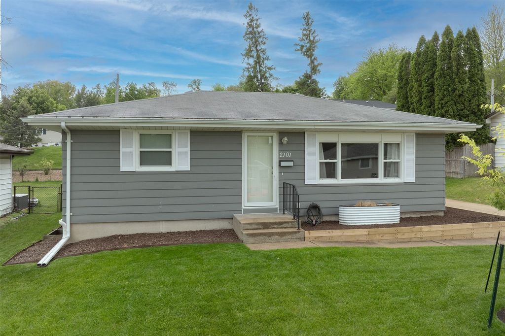 2101 Larry Drive NE, Cedar Rapids, IA 52402