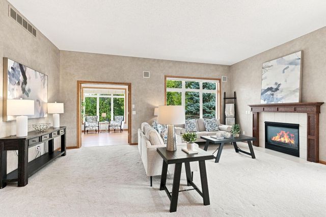 10276 Lancaster Lane, Woodbury, MN 55129