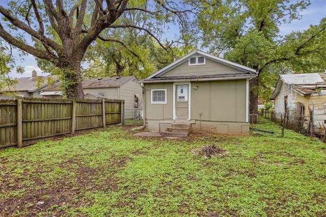 8716 E Roberts Street, Independence, MO 64053