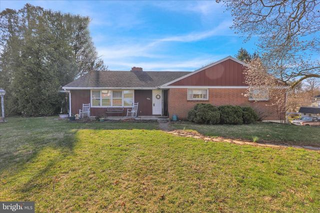 2460 HONEYSUCKLE LN, Lancaster, PA 17603