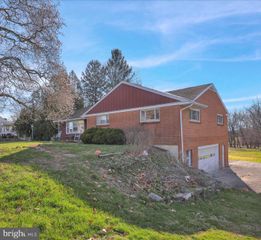 2460 HONEYSUCKLE LN, Lancaster, PA 17603