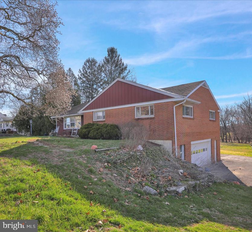 2460 HONEYSUCKLE LN, Lancaster, PA 17603