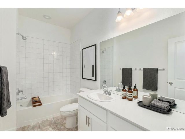 126 S Vandriver Way, Aurora, CO 80018